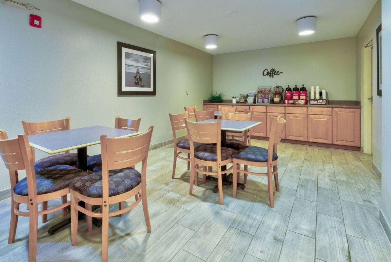 Super 8 By Wyndham Diberville Biloxi Area Exterior photo