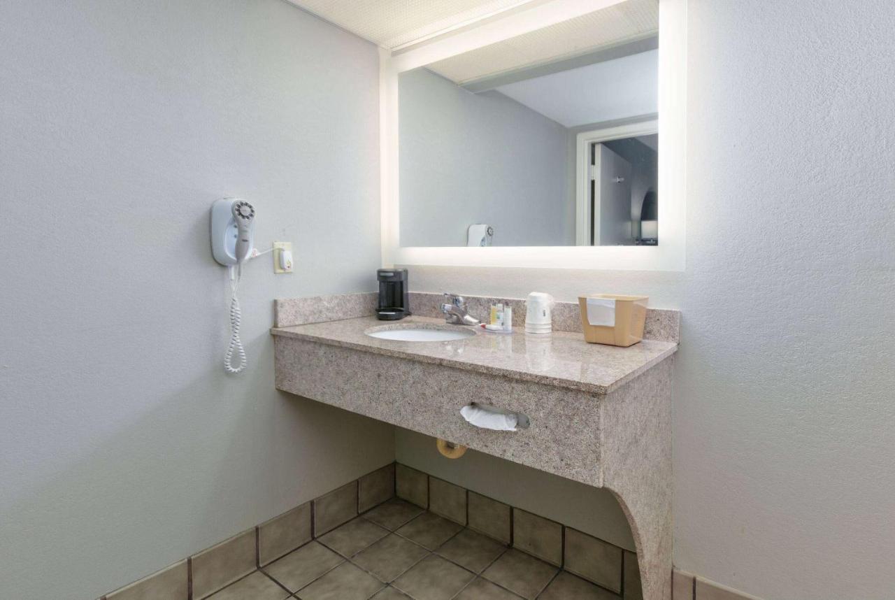 Super 8 By Wyndham Diberville Biloxi Area Exterior photo